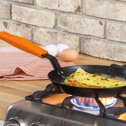 Lodge Carbon Steel Seasoned Skillet 10" W/ Silicone Handle Holder